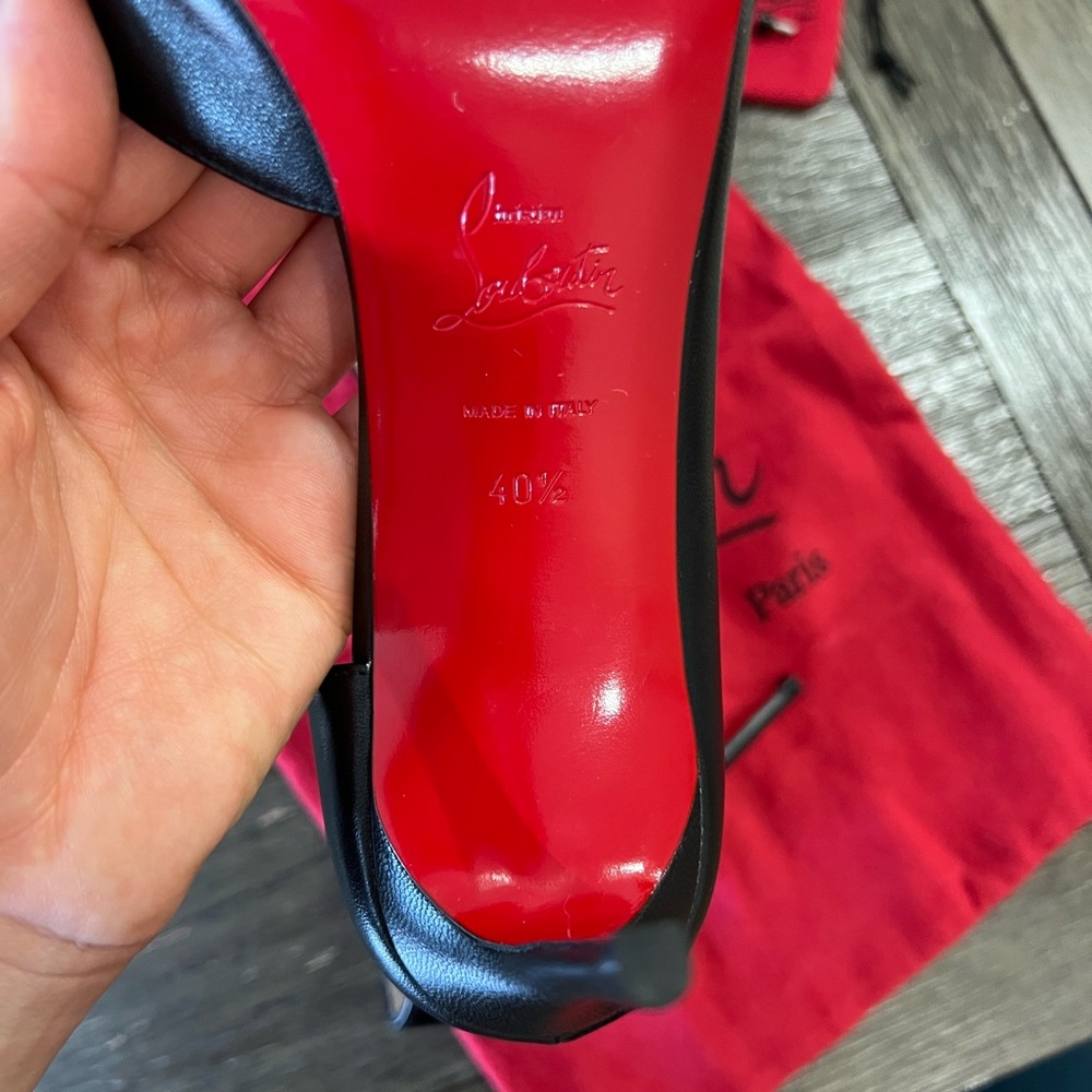 Description
•   Christian Louboutin Leather Pumps
•   Black
•   Pointed-Toes - Picture 5 of 10